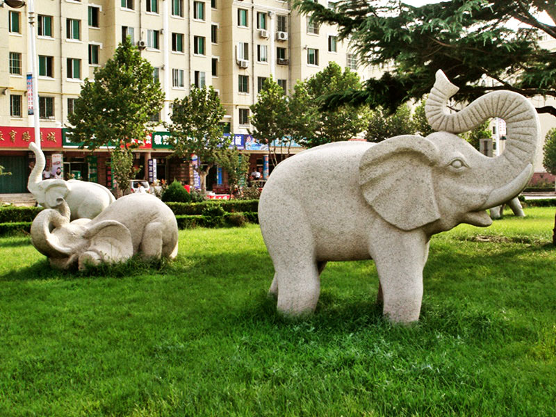 草坪象雕塑图片