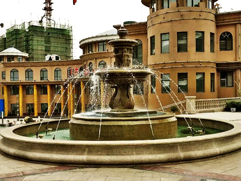 商业街石喷泉图片